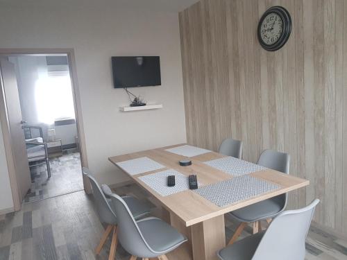 uma sala de conferências com uma mesa de madeira e cadeiras em Ferienhaus Thalia 2 em Übach-Palenberg