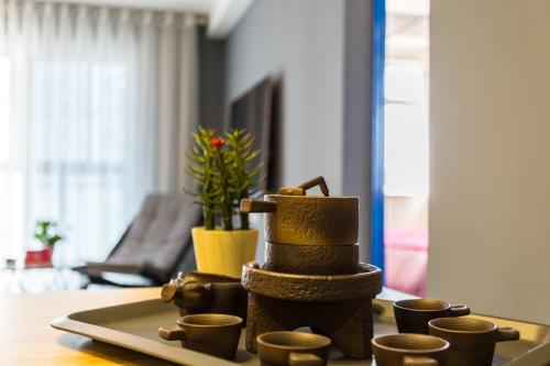 a table with a bunch of cups on a tray at Wuhan Jianghan·Hankou Railway Station· Locals Apartment 00120600 in Wuhan