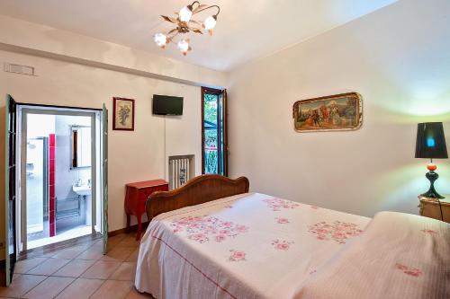 a bedroom with a bed and a door to a bathroom at A casa di Galdo e VittoriAnna in LʼAquila