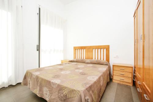 ミアミ・プラトーヤにあるRentalmar Romani Adosadosのベッドルーム1室(ベッド1台、ドレッサー、窓付)