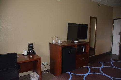 Una televisión o centro de entretenimiento en Super 8 by Wyndham Altoona