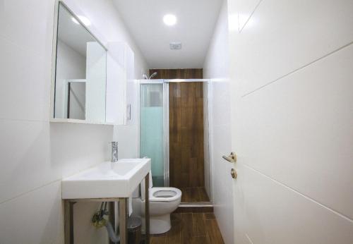 een badkamer met een toilet, een wastafel en een spiegel bij Greenland Premium Residance in Lefkosa Turk