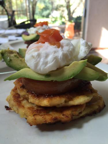 Una pila de panqueques con huevos y verduras en un plato. en Elsjes Guesthouse, en Kempton Park