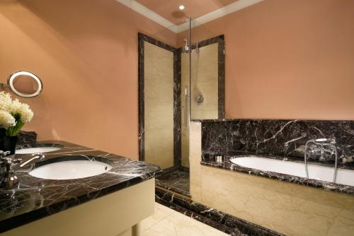 a bathroom with two sinks and a shower at Al Palazzo del Marchese di Camugliano Residenza d'Epoca in Florence