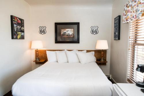 A bed or beds in a room at Historic Route 66 Motel