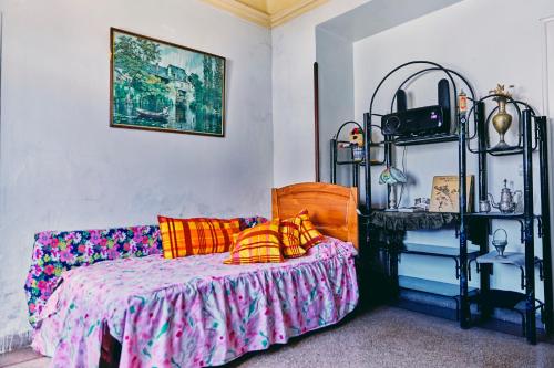 1 dormitorio con 1 cama, 1 sofá y 1 foto en Tetouan house, en Tetuán