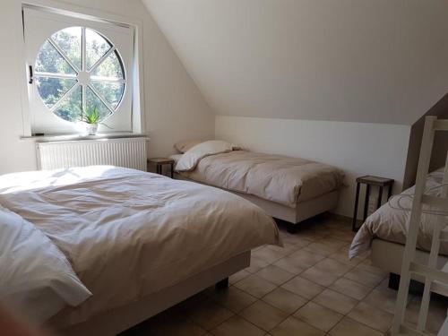 A bed or beds in a room at De Goeferdij vakantiewoning