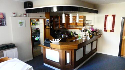 Un bar en una habitación con un mostrador. en Hotel Zum Böhmegrund, en Bad Fallingbostel