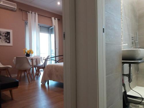 ein Bad mit einer Dusche und einem Waschbecken in einem Zimmer in der Unterkunft Casa Giulia in Cagliari