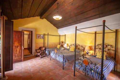 een slaapkamer met 2 bedden in een kamer bij Hotel Palacio de Doña Beatriz in Antigua Guatemala