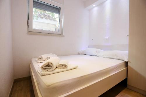 Postel nebo postele na pokoji v ubytování Apartments Dora