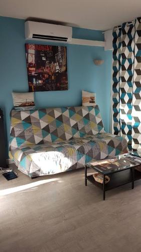 une chambre avec un lit et une table dedans dans l'établissement Appartement T2 de standing au pied des plages, au Golfe-Juan