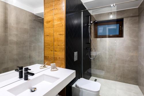 Koupelna v ubytování UpperHouse Suites & More