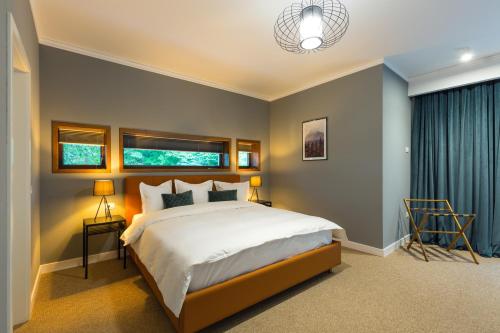 Postel nebo postele na pokoji v ubytování UpperHouse Suites & More