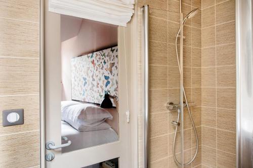 une petite salle de bain avec douche et toilettes dans l'établissement L' Annexe du 10Honfleur, à Honfleur