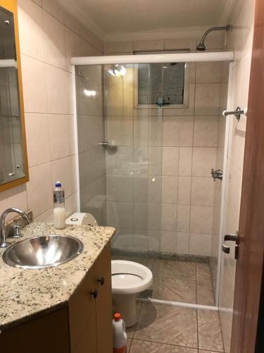 y baño con ducha, lavabo y aseo. en IMACULADO APARTAMENTO A 20 METROS DA PRAIA, en Balneário Camboriú