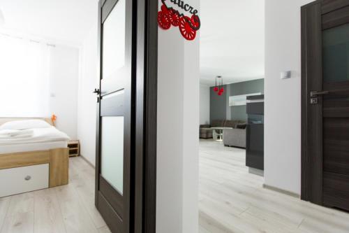レバルにあるResort Apartamenty Klifowa Rewal 11のドア付きの部屋、ベッド付きのベッドルーム1室が備わります。