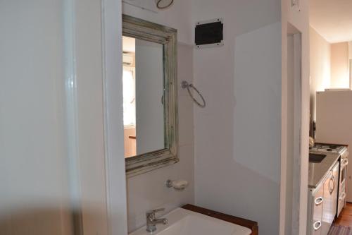 y baño con lavabo y espejo. en Cabañas Puerto Trinidad en Tigre