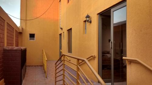 un bâtiment avec un escalier et une porte en verre dans l'établissement Casa Huespedes Angoba, à Arica