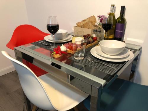 a table with glasses of wine and a plate of food at La casetta d'Àneu in Oxford