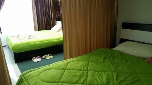 um quarto de hotel com duas camas e um espelho em Napakarn Homestay em Chiang Rai