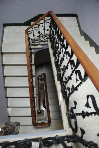 a model of a staircase with a mirror on it at B&B Can Casadella in Premia de Dalt
