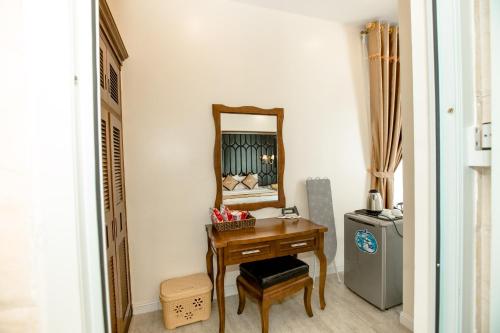 een kaptafel en een spiegel in de kamer bij HaLong Starlight Inn & Travel in Ha Long