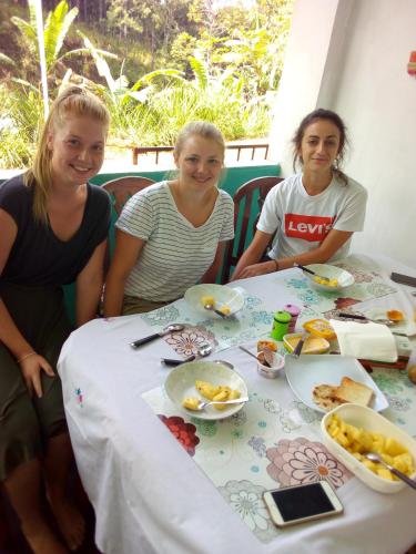 three girls sitting at a table eating food at Mount Crest - Ella in Ella