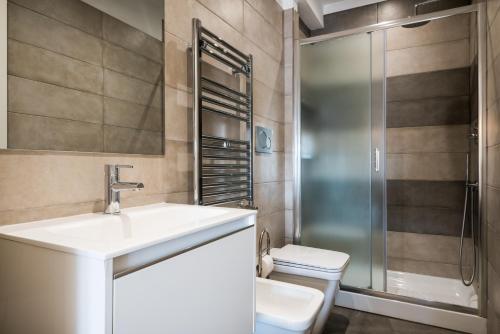 ein Bad mit einem Waschbecken, einer Dusche und einem WC in der Unterkunft Expeditus VATICAN Luxury Suites SAINT PETER'S VIEW in Rom