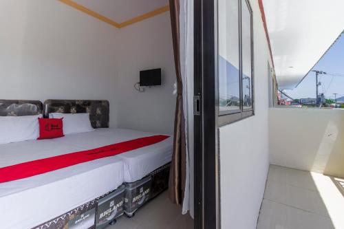 Säng eller sängar i ett rum på RedDoorz near Sam Ratulangi Airport Manado
