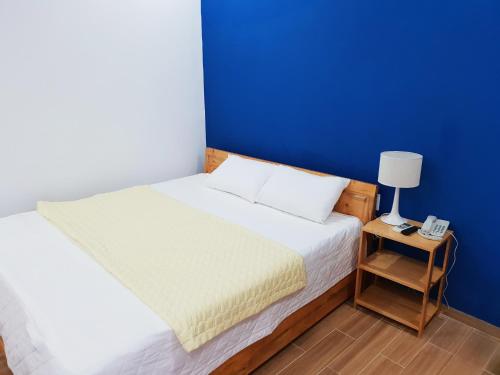 Postel nebo postele na pokoji v ubytování Phú tài center hotel