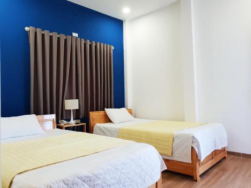 Postel nebo postele na pokoji v ubytování Phú tài center hotel