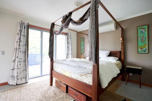 Un pat sau paturi într-o cameră la Beautiful, Cosy and Quiet