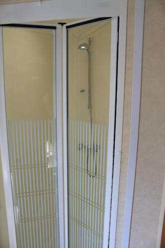 Ardentinnyにある53 Glenfinart Parkのバスルーム(シャワー付)が備わります。