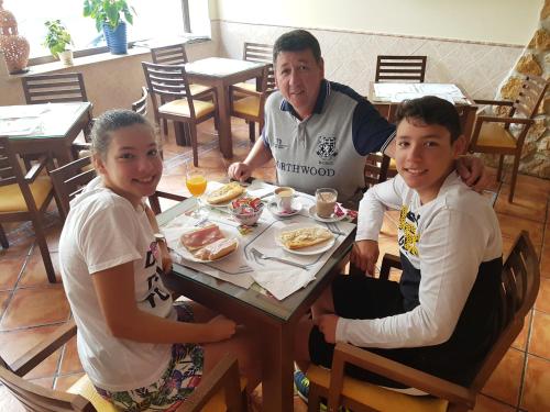 Επισκέπτες που μένουν στο Hostal Palomares