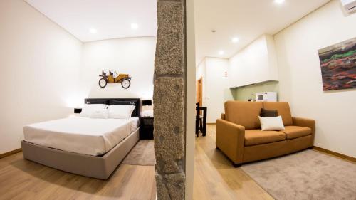 ペーゾ・ダ・レーグアにあるBugalha My Loft Douro 8のベッドルーム1室(ベッド1台、椅子付)
