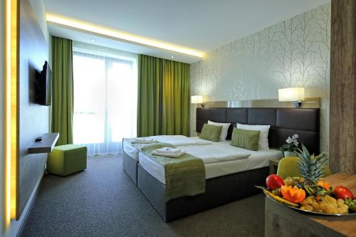 Cama ou camas em um quarto em Nádas Tó Park Hotel
