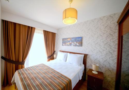 Habitación de hotel con cama y ventana en Sarajevo Suit Hotel en Kocaeli