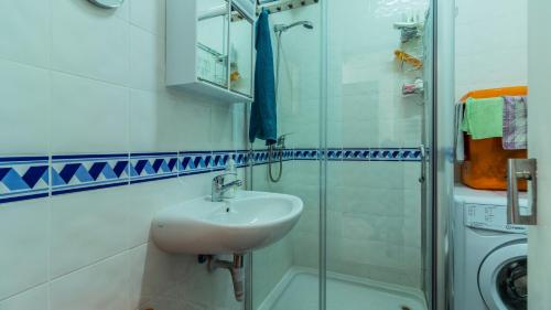 a bathroom with a sink and a shower at Estudio Centro de Alvor in Alvor