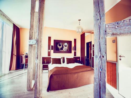ein Schlafzimmer mit einem großen Bett in einem Zimmer in der Unterkunft Boutique Hotel Düsseldorf Berial in Düsseldorf