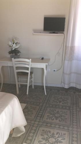 TV a/nebo společenská místnost v ubytování Guest House Le Gemelle