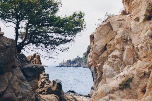a view of the ocean from a rocky cliff at Cleopatra Spa Hotel in Lloret de Mar