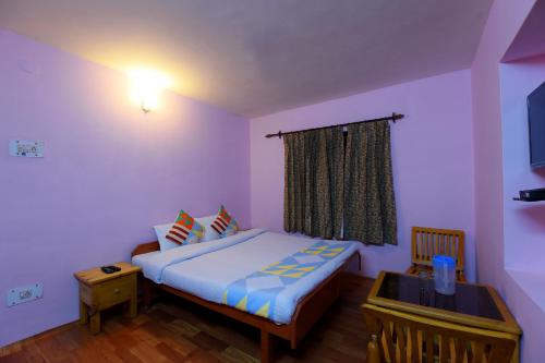 Un dormitorio pequeño con una cama y una ventana. en Abode Home Cool & Homely Place, en Manali