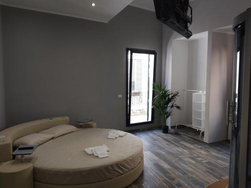 1 dormitorio con 1 cama grande y 2 toallas. en Dimora "I Santi Patroni", en Lecce