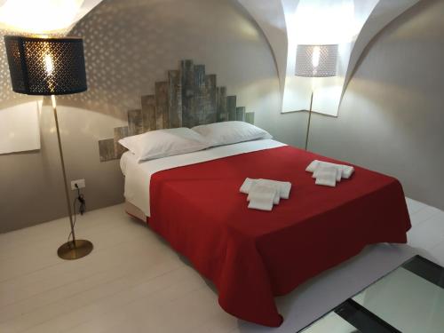 sypialnia z dużym łóżkiem z dwoma ręcznikami w obiekcie Dimora "I Santi Patroni" w mieście Lecce