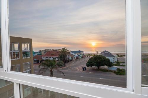 desde una ventana de una calle con puesta de sol en Main Beach Penthouse, en Jeffreys Bay