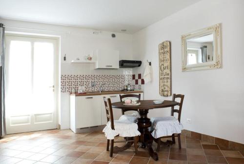Ett kök eller pentry på Residence La Pera Bugiarda