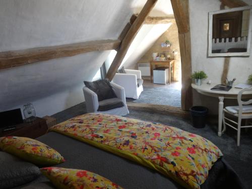 Tempat tidur dalam kamar di Domaine de Givré
