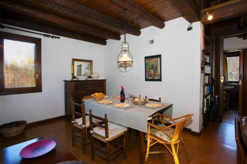 Cerano d'IntelviVilla Il Castagno的餐厅里有一张桌子和几把椅子