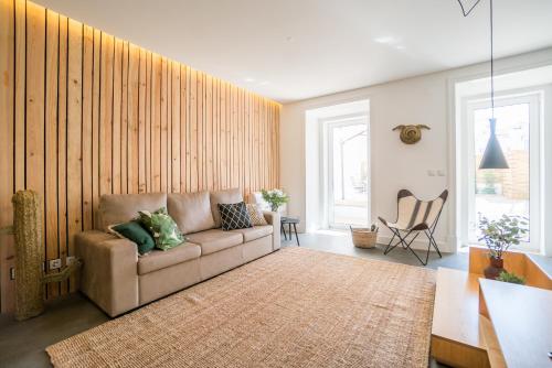 sala de estar con sofá y mesa en Wood Wall & Garden Apartment, en Lisboa